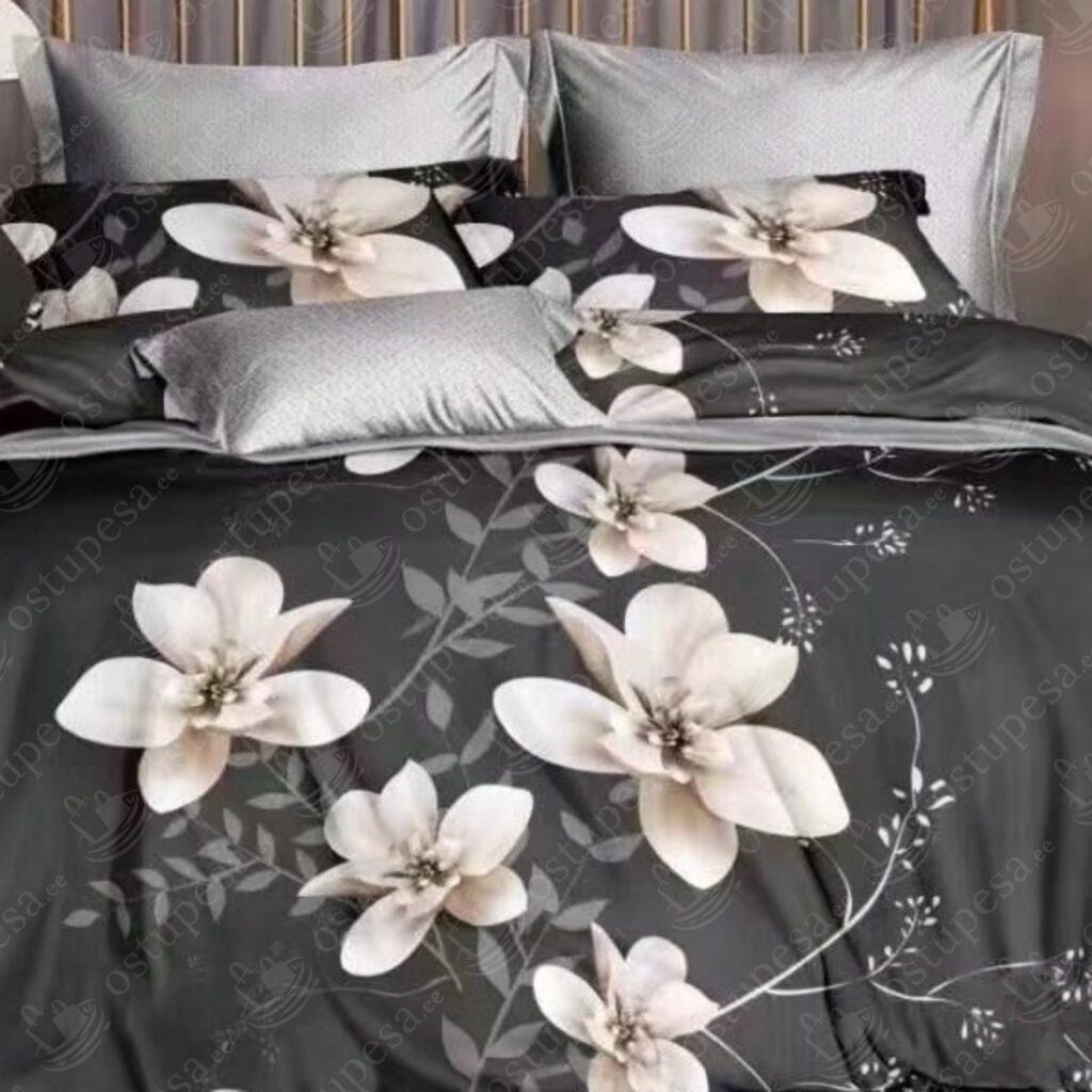 4-osaline voodipesukomplekt “Tumehallil valged lilled”, puuvillasatiin