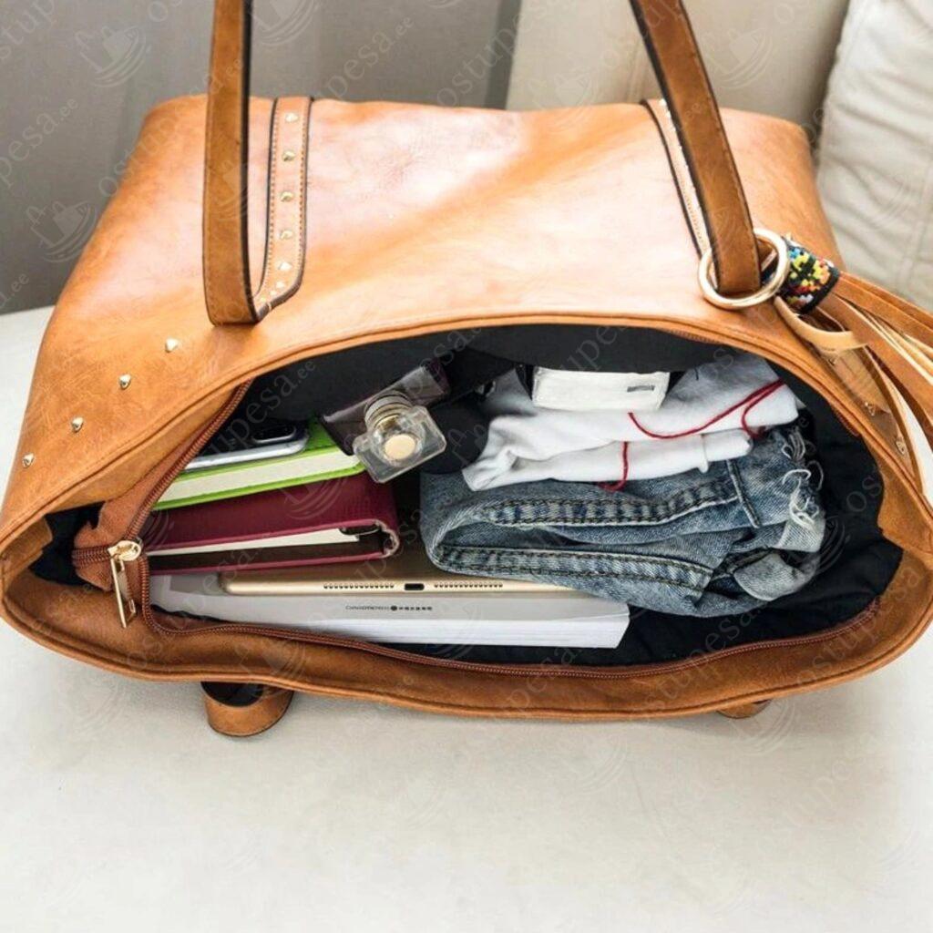 Naiste käekott neetidega, narma ripatsiga