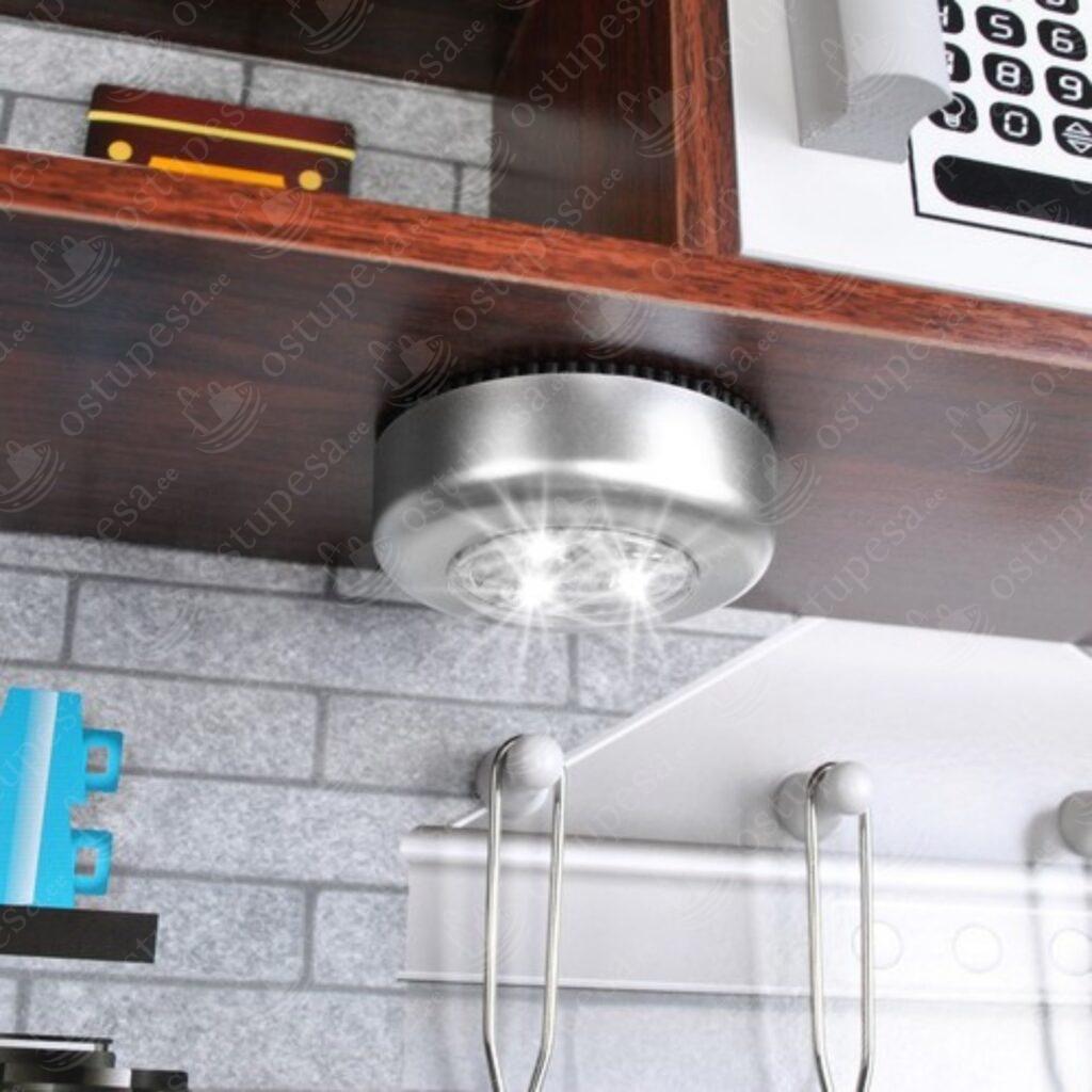 Puidust mänguköök LED-valgusega ja tarvikutega